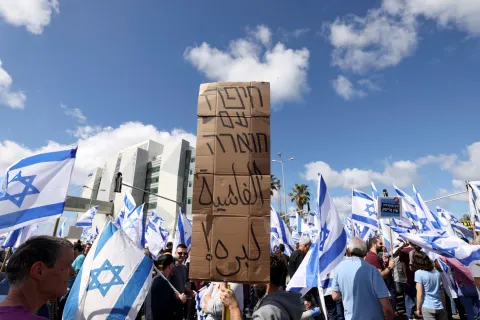 النيران تشتعل في شوارع