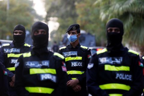 جريمة تهز الشارع الأردني: شاب يقتل والدته ب 40 طعنة
