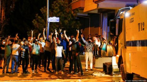 شاهد: اعتداءات وحشية على اللاجئين السوريين في تركيا