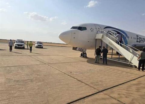 طائرة مصرية تهبط اضطراريًا في ليبيا وهذا السبب