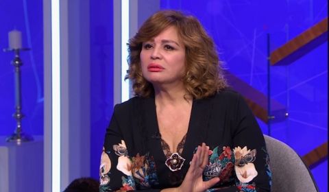 بعد تصريحاتها عن الصلاة إلهام شاهين: (حملات تافهة من تجار الدين!)