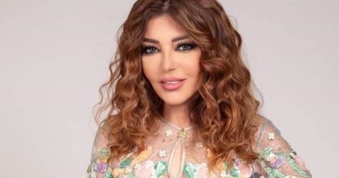 سميرة سعيد تتألق بإطلالة ساحرة على شاطىء البحر