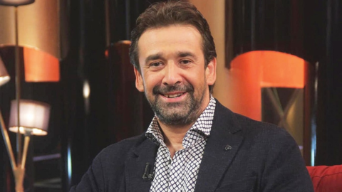 ظهور نادر لوالد كريم عبدالعزيز.. ونجله نسخة طبق الأصل عنه