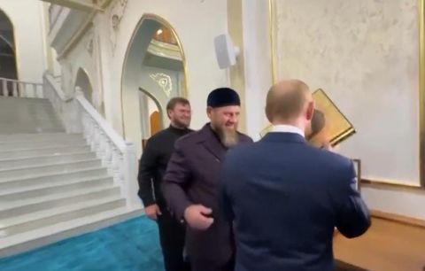 فيديو..بوتين يقبل نسخة من القرآن الكريم ويستمع لآياته