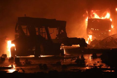 شاهد: 18 قتيلا و 50 مصابا إثر حريق فندق في بنجلادش