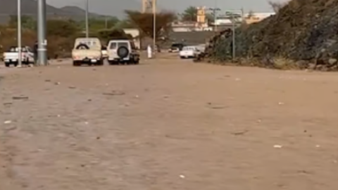 بالفيديو: سيل يداهم قائدي سيارات في الطائف