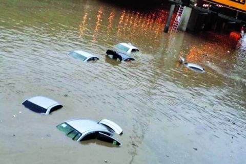 فيديو مؤثر: سعودي يهدي سيارة لشاب أنقذ حياة أبنائه الأربعة من السيول