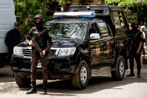 شاهد: شاب يقتحم شقة ويعتدي على امرأة بسكين في السويس