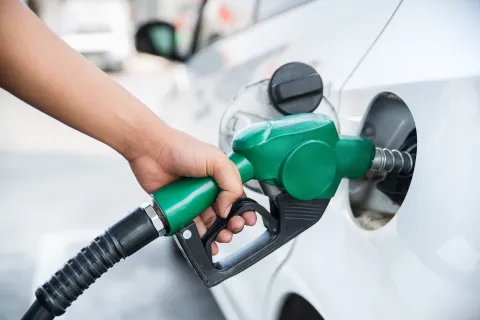 Petrol prices decline in UAE while gold peaks
