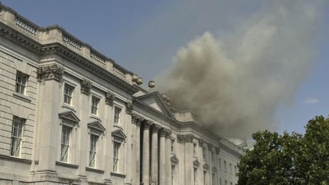 بالفيديو... حريق بمركز سومرست هاوس التاريخي للفنون وسط لندن