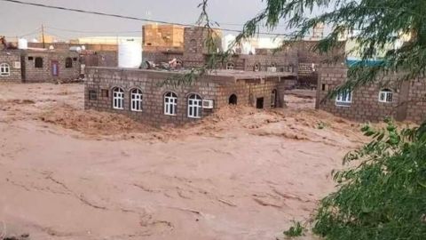 اليمن ... السيول تهدم منازل تاريخية وتهدد أخرى بالانهيار