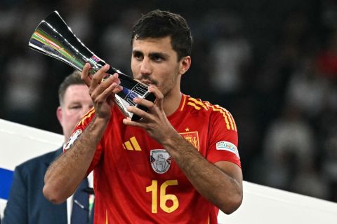 مانشستر سيتي يغري رودري بعقد جديد لإبعاده عن ريال مدريد
