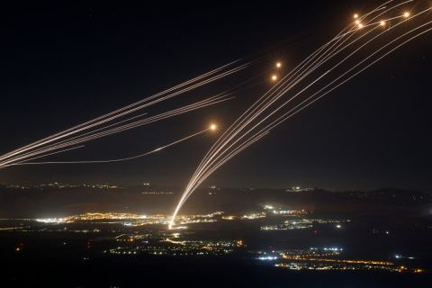 مكالمات ورسائل نصية للسكان في جنوب لبنان: إسرائيل تصعّد هجماتها وتتوعد بالمزيد