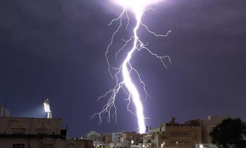 صواعق مخيفة في سماء جدة وسيول تغمر الأنفاق (فيديو وصور)