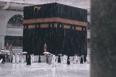  مشاهد مؤثرة: صلاة العشاء تحت الأمطار الغزيرة في الحرم المكي