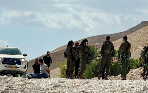 بالفيديو: اعتداءات عنيفة من قبل مستوطنين على معلمين وطلاب مدرسة قرب أريحا