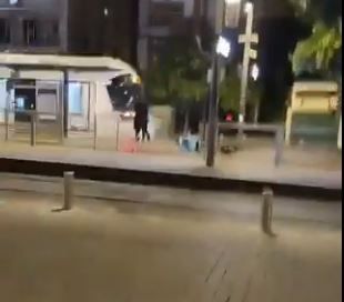 اللحظات الأولى لعملية إطلاق نار في تل أبيب (فيديو)