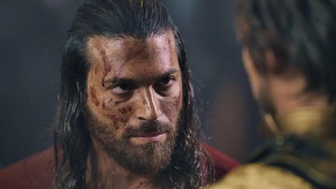 أسلي تورانلي تسكب كأسًا على جان يمان في حدث عام بعد تقربه منها.. حقيقة الأمر