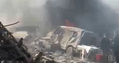 اللحظات الأولى بعد رفع الأنقاض عقب مجزرة بعلبك