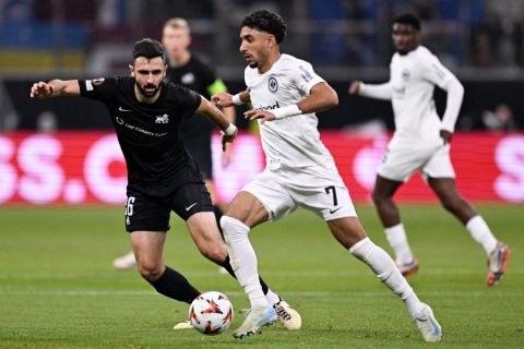 ليفربول يتواصل مع عمر مرموش.. وفرانكفورت يكشف عن سعره