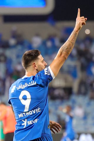 دوري روشن: الهلال يهزم الأهلي بصعوبة والنصر يسحق العروبة