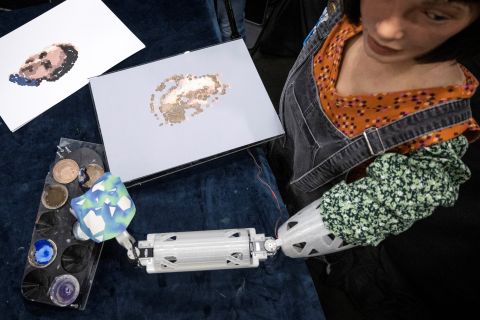 Humans shouldn't fear robots, AI-powered humanoid Sophia say