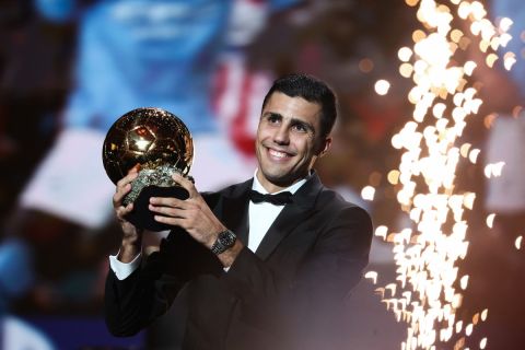 رودري يُهدي فوزه بالكرة الذهبية لثلاثي برشلونة الأسطوري