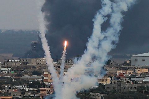 بالفيديو: إطلاق صواريخ من غزة باتجاه 