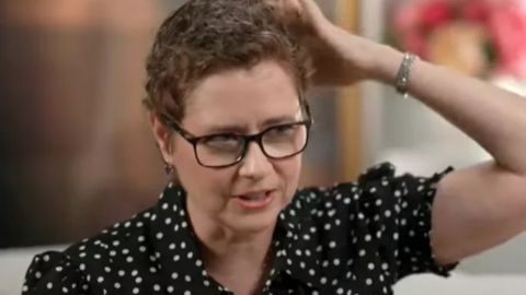 جينا فيشر نجمة مسلسل The office تستذكر تفاصيل خسارة شعرها بسبب العلاج الكيمائي