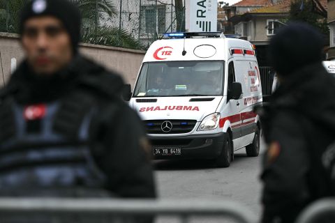 شاهد.. تركي يهاجم سائحا عربيا وزوجته داخل المترو في إسطنبول