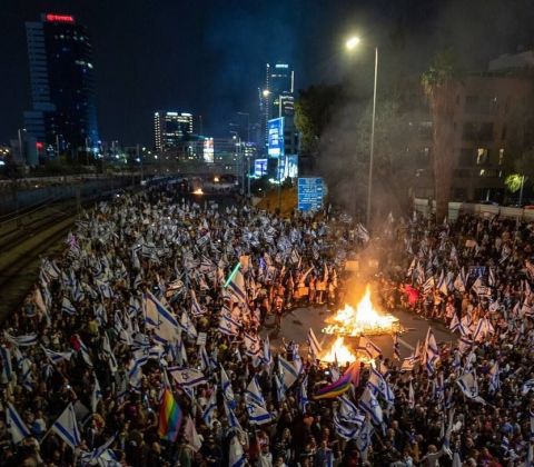 تل أبيب تشتعل.. المئات ينزلون إلى الشوارع احتجاجا على إقالة غالانت