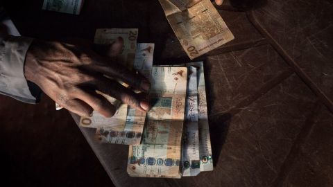 أسرة فيلمه الجديد يحتفلون بعيد ميلاد ظافر العابدين الـ52