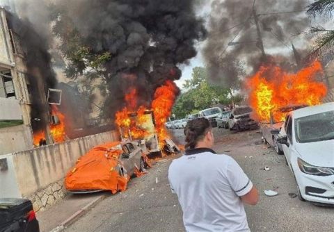 شاهد...حرائق في ممتلكات مستوطنين قرب حيفا بصواريخ حزب الله 