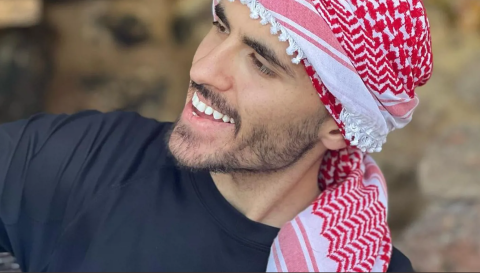 ما هو مرض أيمن العلي المُلقب بـ ملك جمال الأردن؟