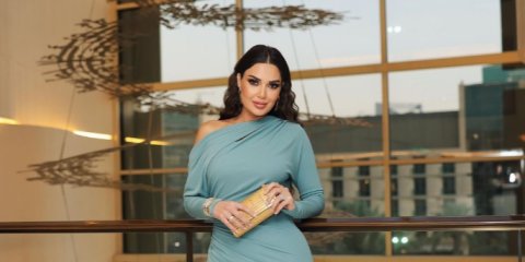 سيرين عبد النور تضج أنوثة بإطلالتها في عرض إيلي صعب في موسم الرياض 