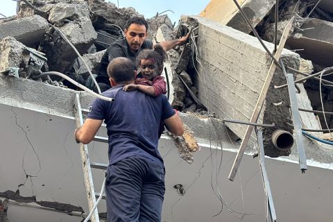 22 شهيدا باستهدف منزل في جباليا.. وغارات تستهدف طواقم الدفاع المدني بغزة
