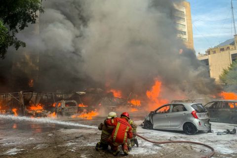 فيديو مرعب: حريق هائل في بيروت يتسبب في انفجار عشرات السيارات