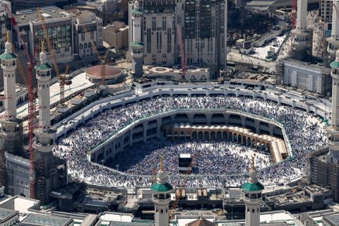 أمير سعودي يرد بإهانة على فنان مصري دعا لعزل مكة والمدينة
