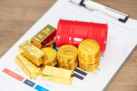 Oil prices surge amid escalating Russia-Ukraine tensions, gold records weekly gains
