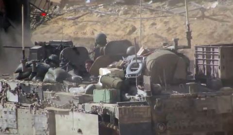 شاهد.. اللحظات الأولى بعد تحرير مئات السجناء في حماة