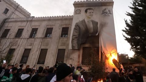 تفاصيل جديدة مثيرة.. الأسد لم يهرب من مطار دمشق