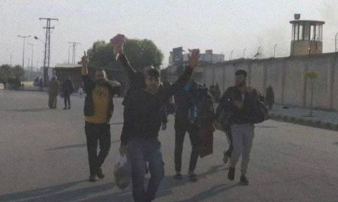 شاهد.. اللحظات الأولى بعد تحرير مئات السجناء في حماة