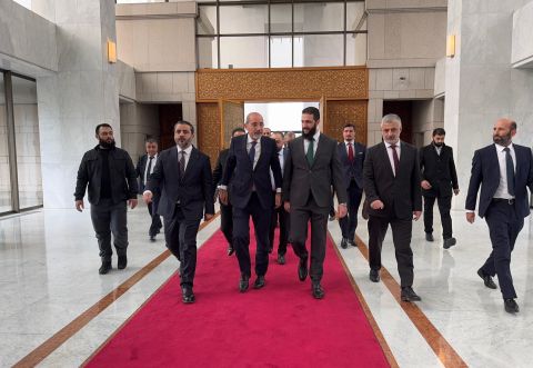 الصفدي.. أول وزير خارجية عربي يلتقي الشرع في سوريا