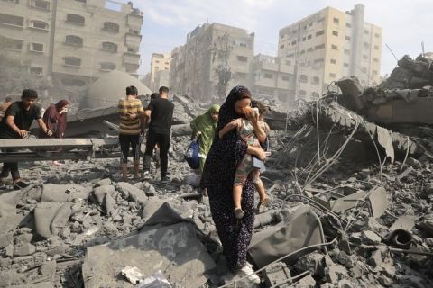 شاهد ...فرحة امرأة مسنة في غزة بعد حصولها على الفواكه 