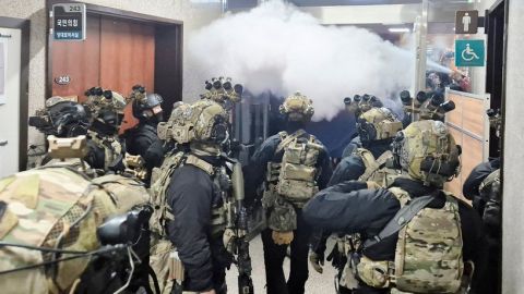 كوريا الجنوبية تعلن الأحكام العرفية وتحظر الأنشطة السياسية