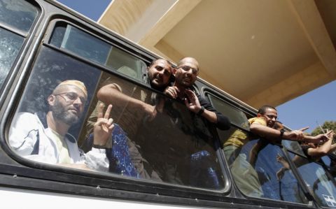 وصول أسرى محررين إلى منازلهم تحت رقابة الجيش والشرطة الإسرائيلية