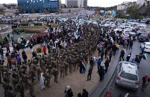 بالفيديو.. لحظة تسليم المجندات الإسرائيليات الأسيرات الأربعة في ميدان فلسطين