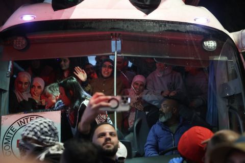 Israel releases first batch of Palestinian prisoners