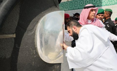 الشرع داخل الكعبة.. هكذا أدى الرئيس السوري العمرة برفقة زوجته