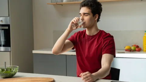 فوائد شرب كأس ماء دافىء على الريق يوميًا في الشتاء